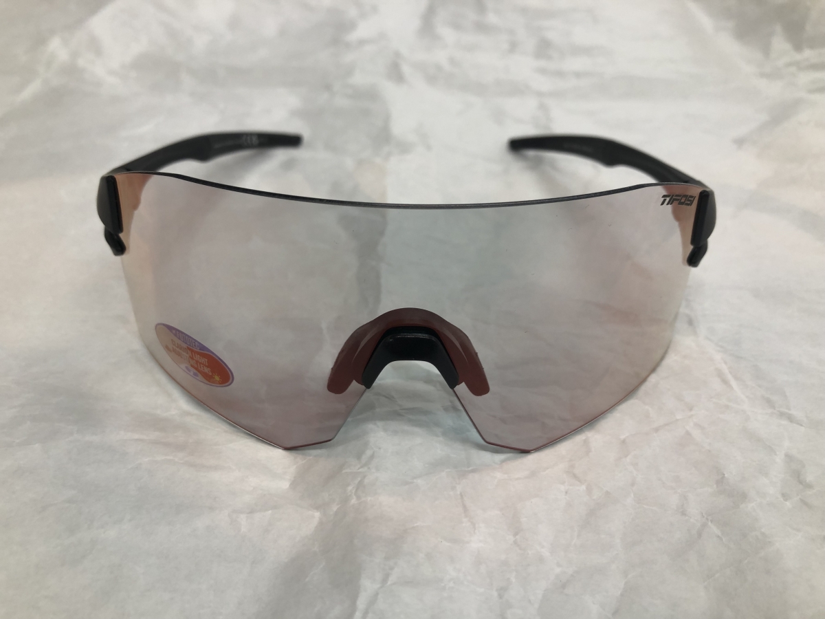 大きなレンズでコンパクトなかけ心地。しかもリーズナブルなアイウェア