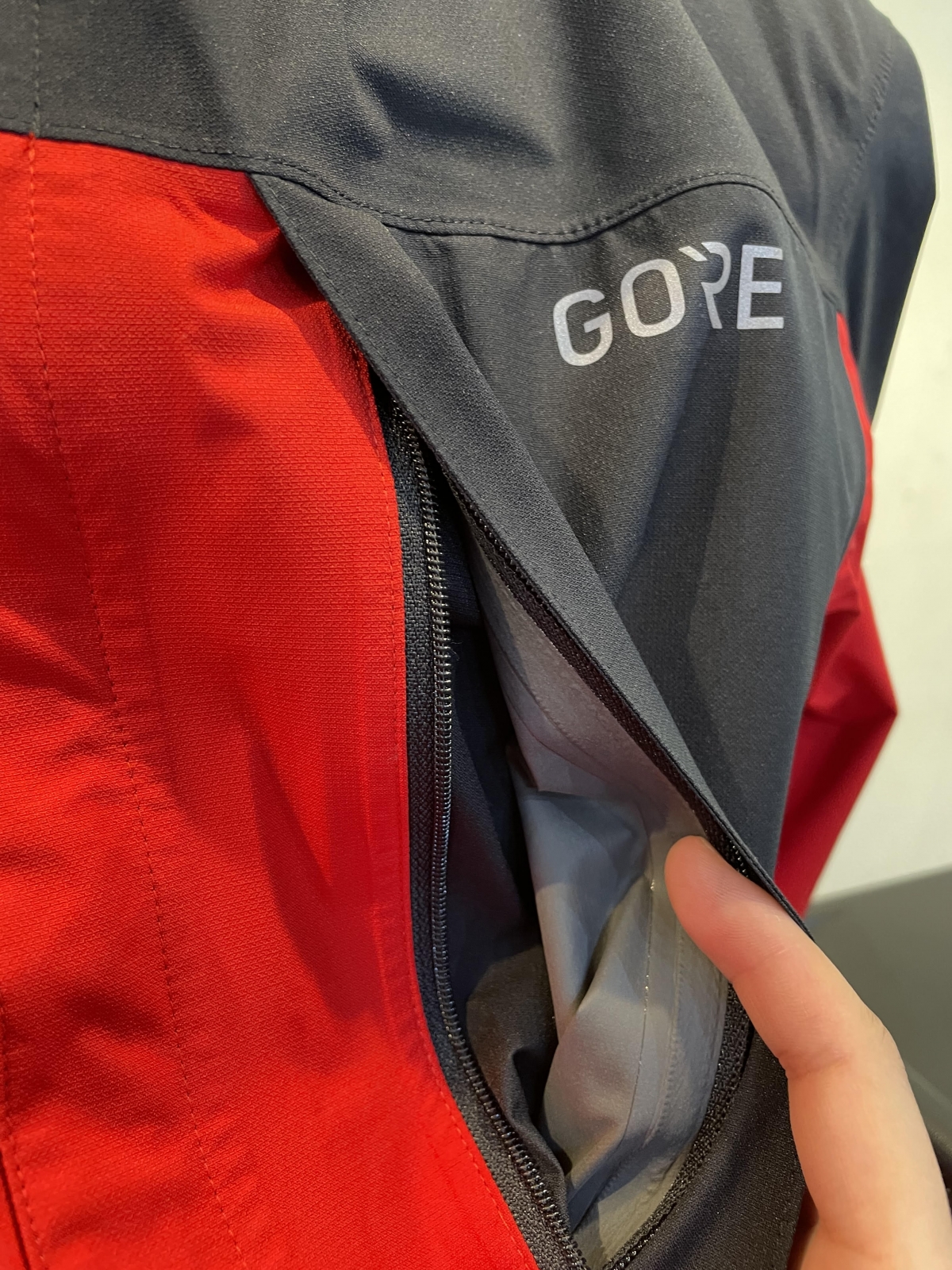 アウトレット】超高機能ウェアGORETEXのジャケットが特別価格で販売中 