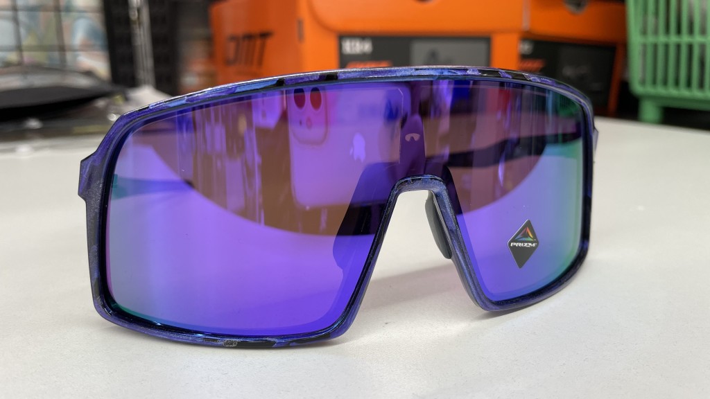 OAKLEY】新色”SPIN SHIFT”登場！こ、これは…美しい！【SUTRO】｜Y