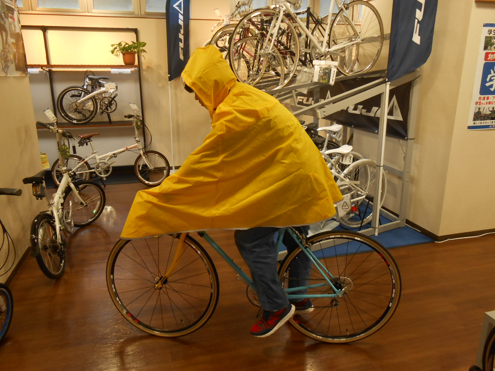 雨 ツーリング 自転車専用ポンチョが便利 京都でスポーツ自転車をお探しならy S Road 京都店