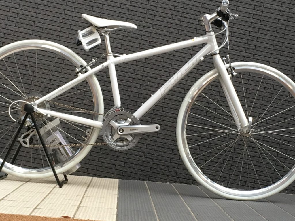 真っ白と言えば Fujiの大人気クロスバイク入荷 Palette 京都でスポーツ自転車をお探しならy S Road 京都店