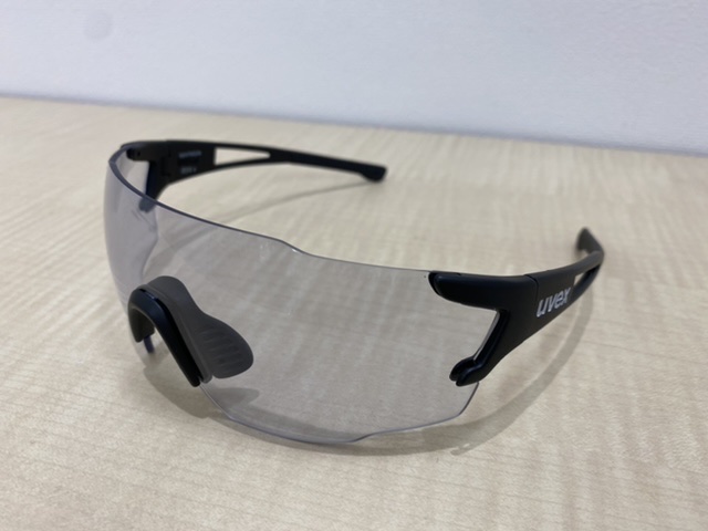 uvex】単眼＋ビッグレンズの現代的なスタイルに調光レンズを備え 