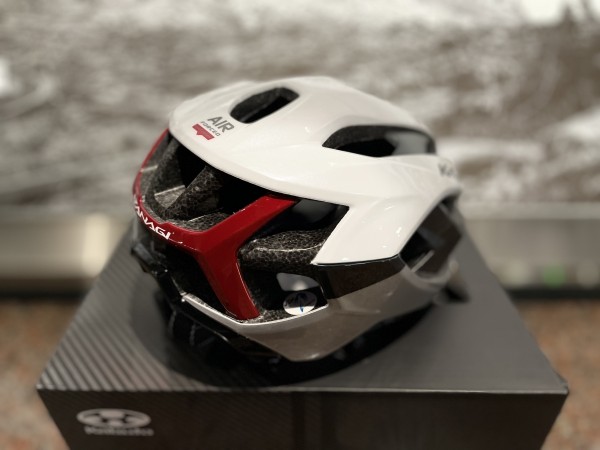 最上級のヘルメットの新色入荷！IZANAGI | サイクルウェアのことなら