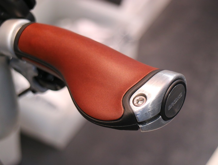 ERGON GP1 LEATHER GRIPS】革には革が合う。｜Y'sRoad PORTAL