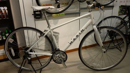 今きてます！！MARINの白いクロスバイク☆ | 新宿で自転車をお探しなら 