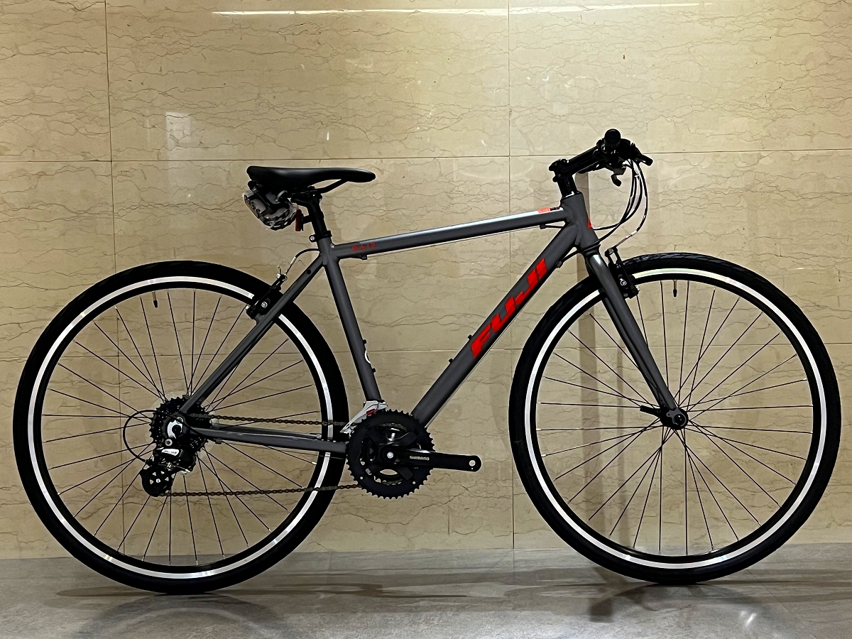 【FUJI】デザインの良さと走りで人気のRAIZ | 新宿で自転車をお探しならY's Road 新宿クロスバイク館