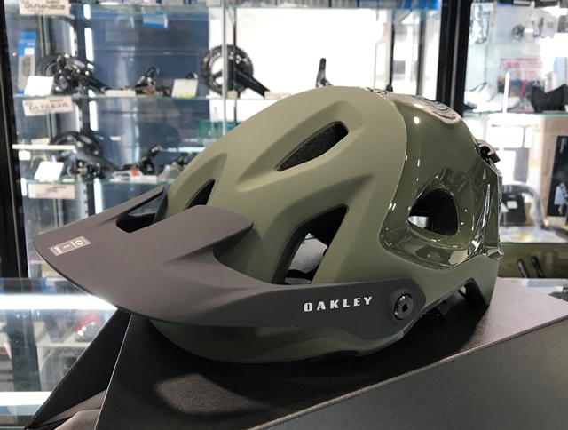 OAKLEY】新作ダートヘルメット、DRT5入荷しました！｜Y'sRoad PORTAL