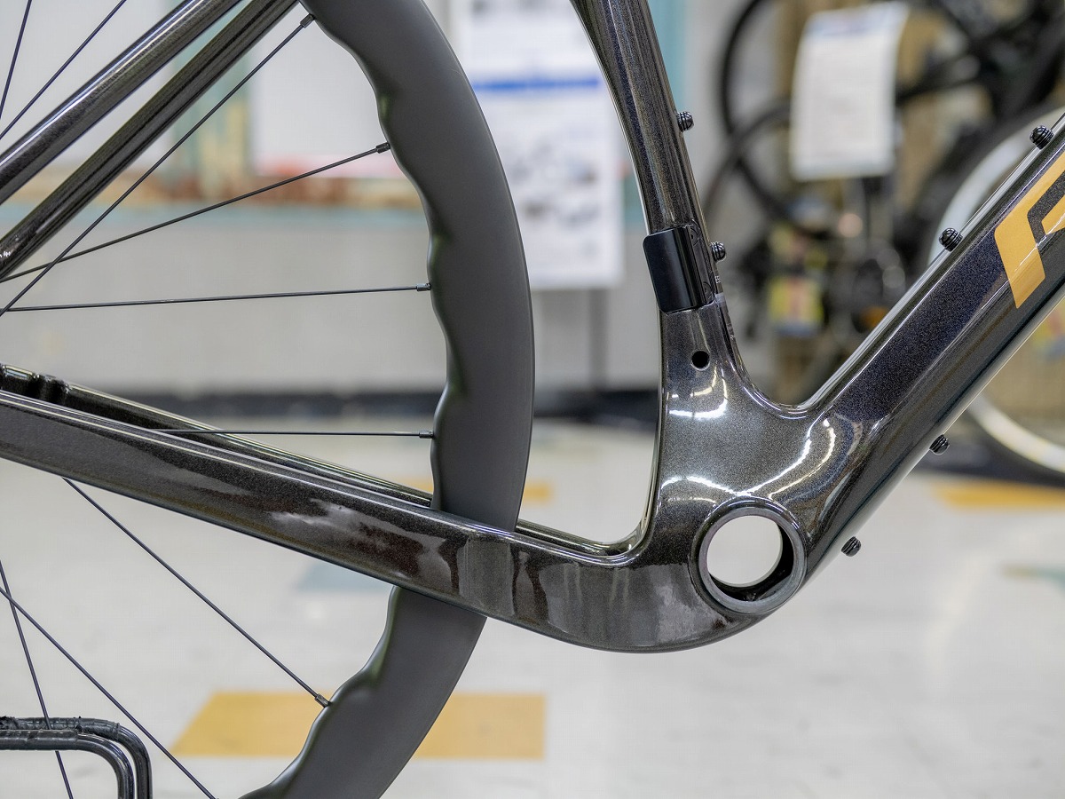 湾曲したチェーンステー