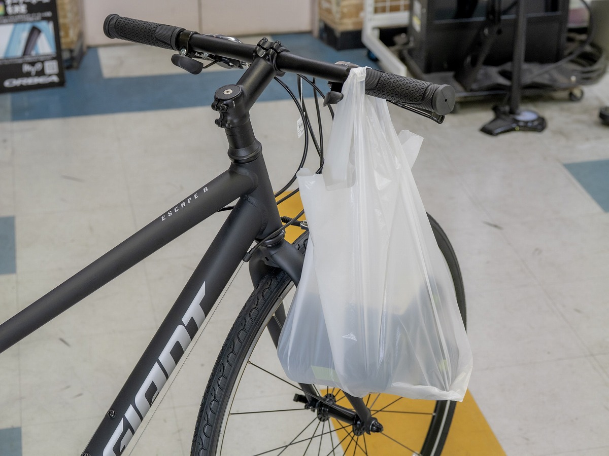 自転車ハンドルに荷物をかける