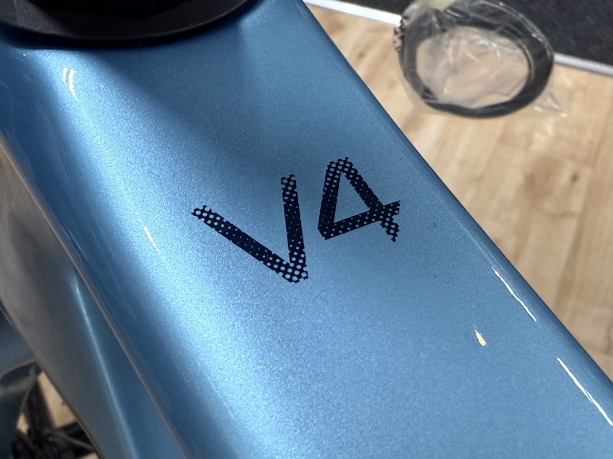 COLNAGO】特価のV4、新色が入荷しました！ | 九州で自転車をお