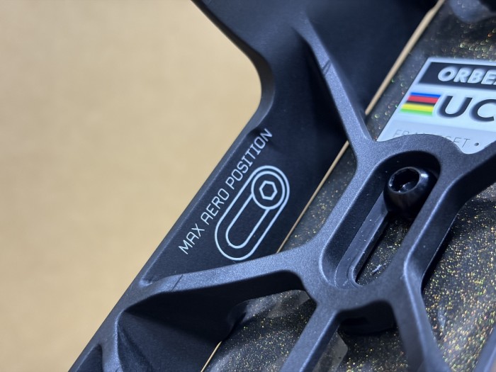 「MAX AERO POSITION」の文字が。2本運用でもこの位置での取り付けが可能です。