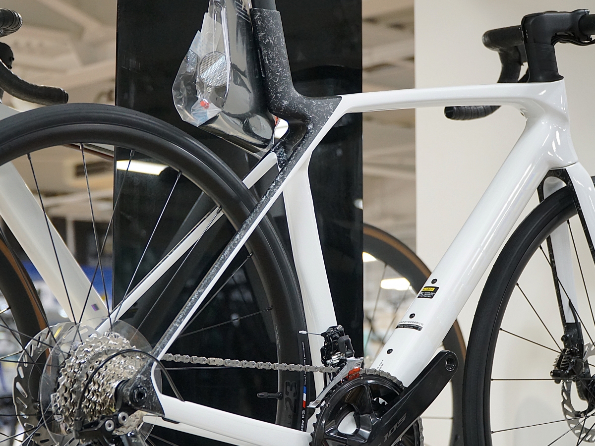 TREK Madone SL5 Gen8　2026　Gloss Crystal White/Matte Deep Smoke