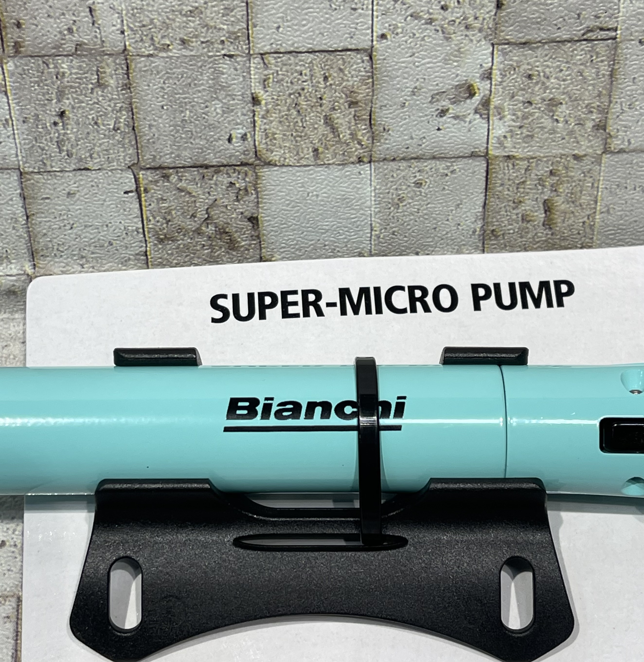 BIANCHI】チェレステカラーの車体にぴったりなコンパクトなポンプ