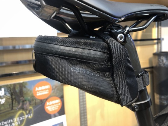 片手でも開けやすいサドルバッグ「CONTAIN SADDLE BAG」‼｜Y'sRoad PORTAL