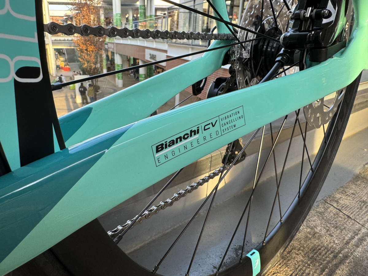 BIANCHI】コンポがR7000系105なだけで”OLTRE XR3 DISC”がお買い得に⁉ | 入間で自転車をお探しならY's Road 入間店