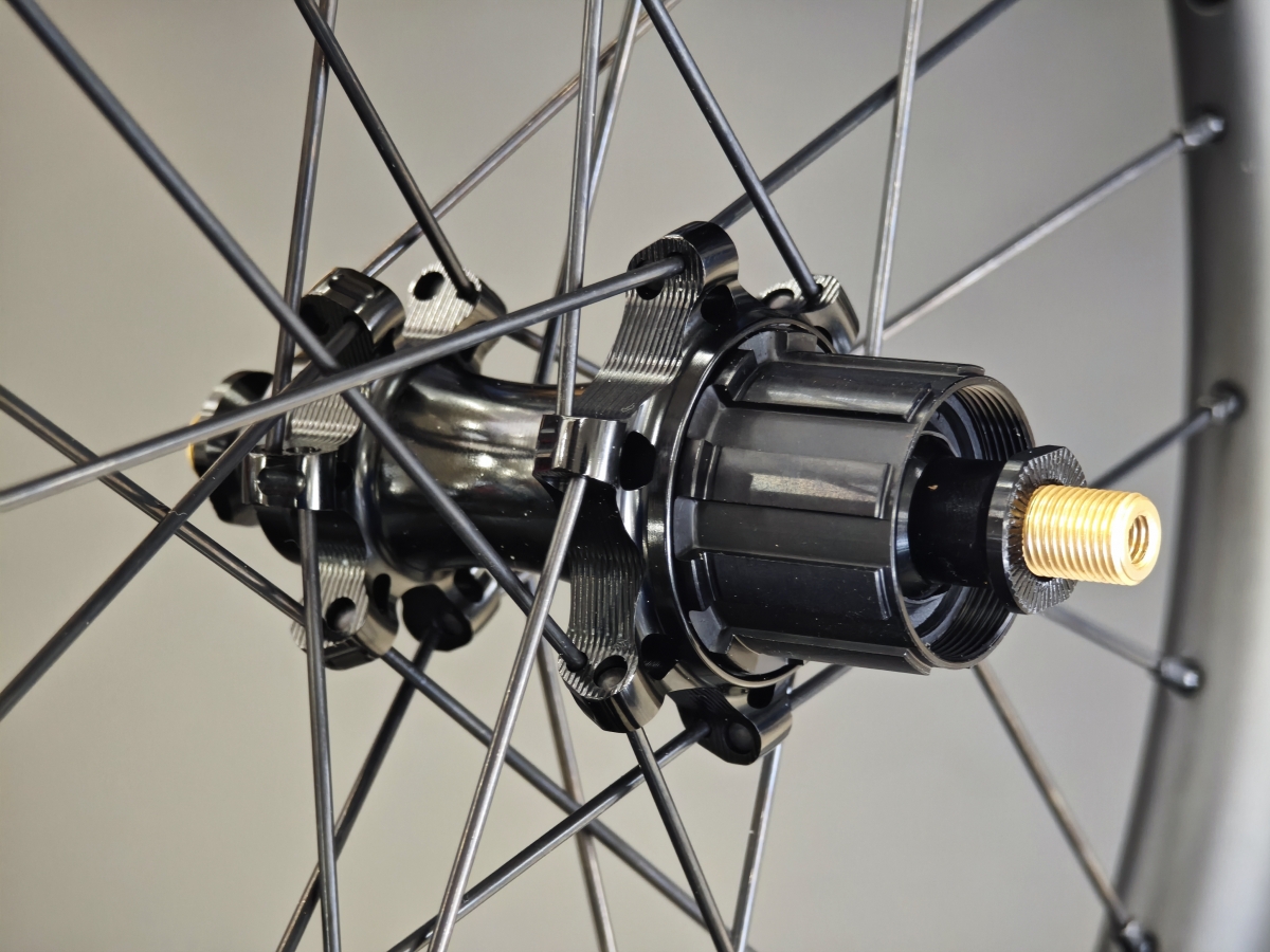BROMPTON】前後セット937gの超軽量カーボンホイールが在庫アリ