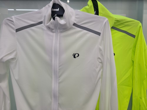 【PEARL IZUMI】肌寒い日・突然の雨に！小さく持ち運べるウィンドブレーカー！ | サイクルウェアのことならY's Road 川崎ウェア館