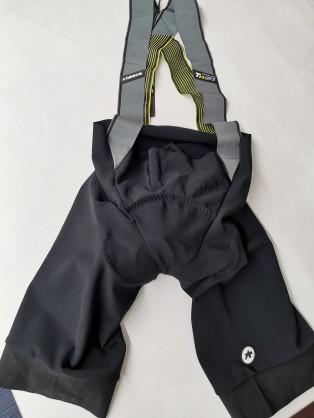 ASSOS】季節の変わり目に使いやすい裏起毛ビブショーツ入荷