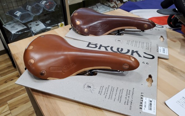 BROOKS】SWIFT CHROMEの店頭在庫あります♪HONEYとBROWN各１個