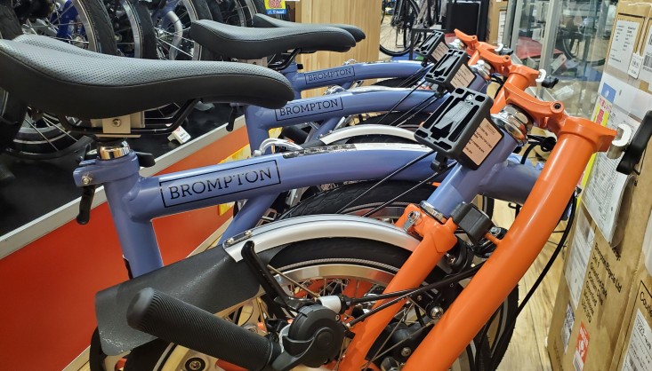 BROMPTON】クラウドブルー×ファイアーコーラルのスポットカラー！S6L
