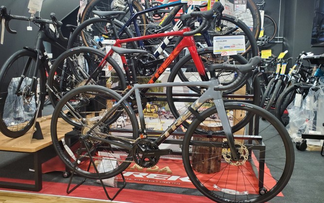 【TREK】新しいカラーもカッコイイ！！12速105を搭載した 