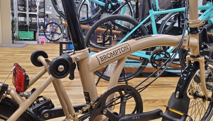 【BROMPTON】スポーツバイク乗りに人気のLowハンドルタイプ！新色デューンサンドのS6L店頭在庫有り！ | 川崎で自転車をお探しならY