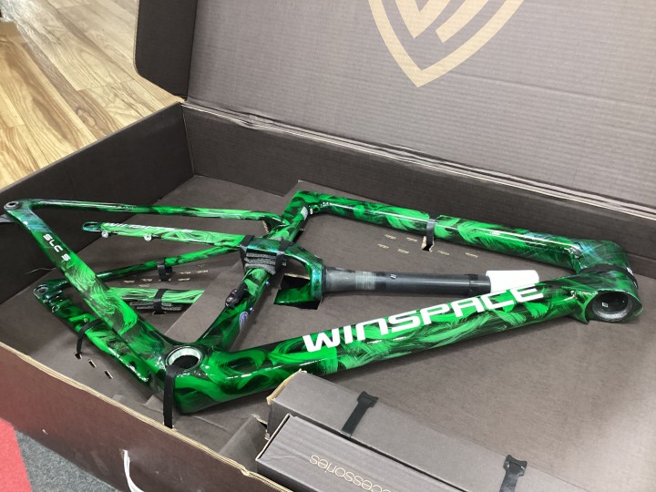 【WINSPACE】他のカラーとは一味違うジャングルカラーのSLC5入荷！！ | 川崎で自転車をお探しならY's Road 川崎店