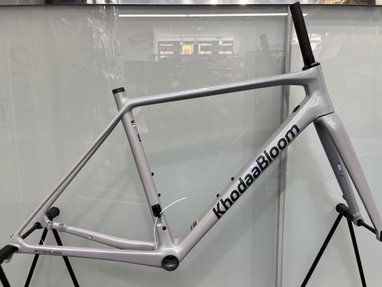 フルカーボンフレーム　セット　アルテグラ　105 KhodaaBloom】カーボンフレーム＆ホイール＆アルテ電動コンポで”バラ完