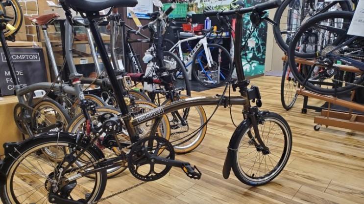 【BROMPTON】ポタリング季節到来！折り畳み自転車と一緒に観光地へ行ってみませんか？？ブラックラッカーをご紹介！ | 川崎で自転車をお探しならY's Road 川崎店