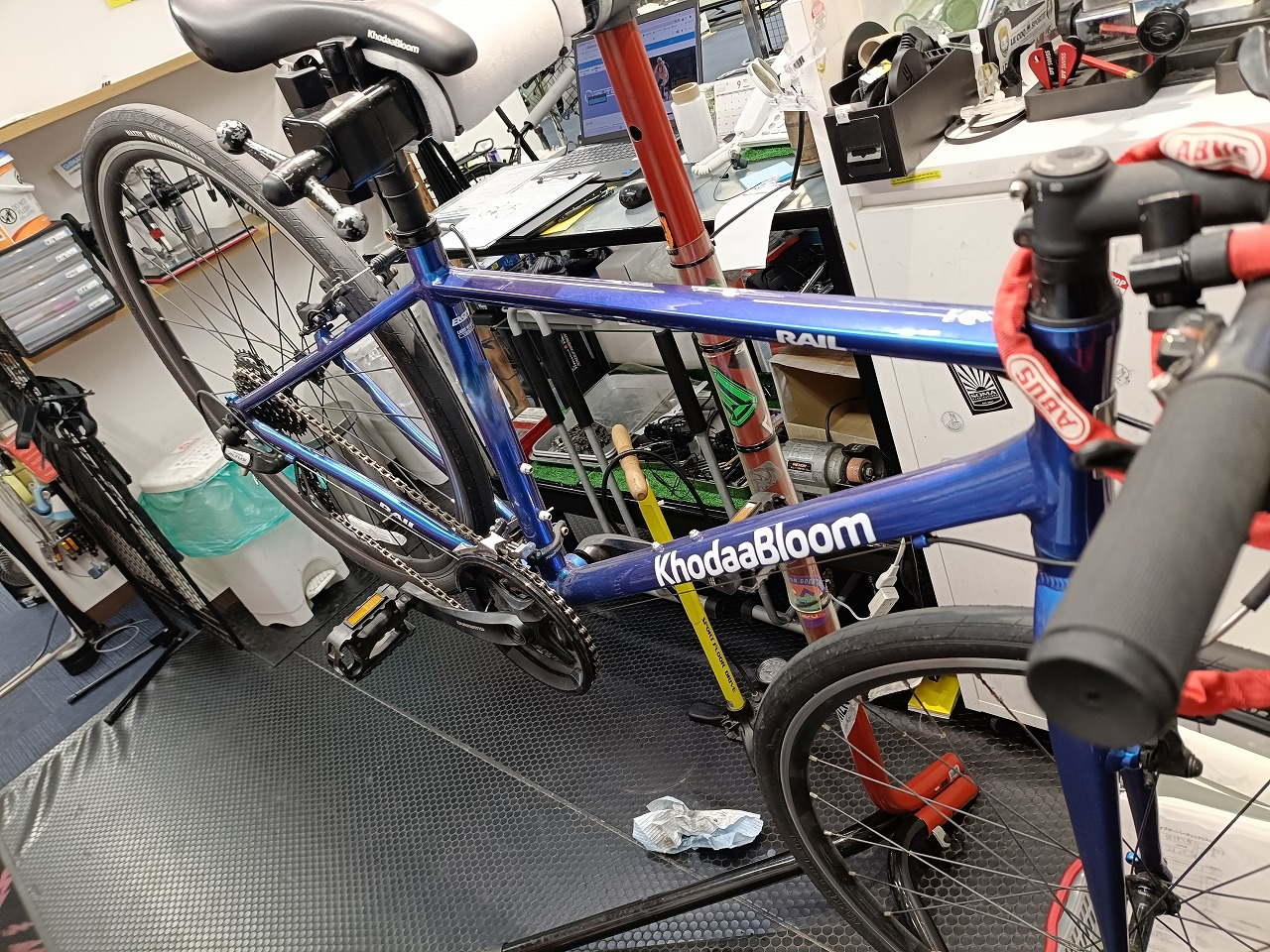 作業台に載せたスポーツバイク
