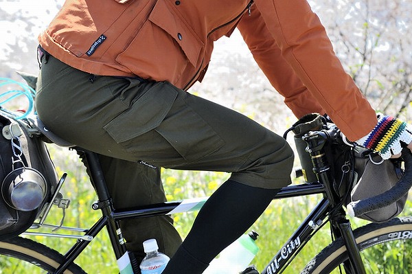 リンプロジェクトスタッフが何千㎞も日本を旅したカジュアルパンツはいいんですよね！！色違いで買ってしまいます | 神戸で自転車をお探しならY