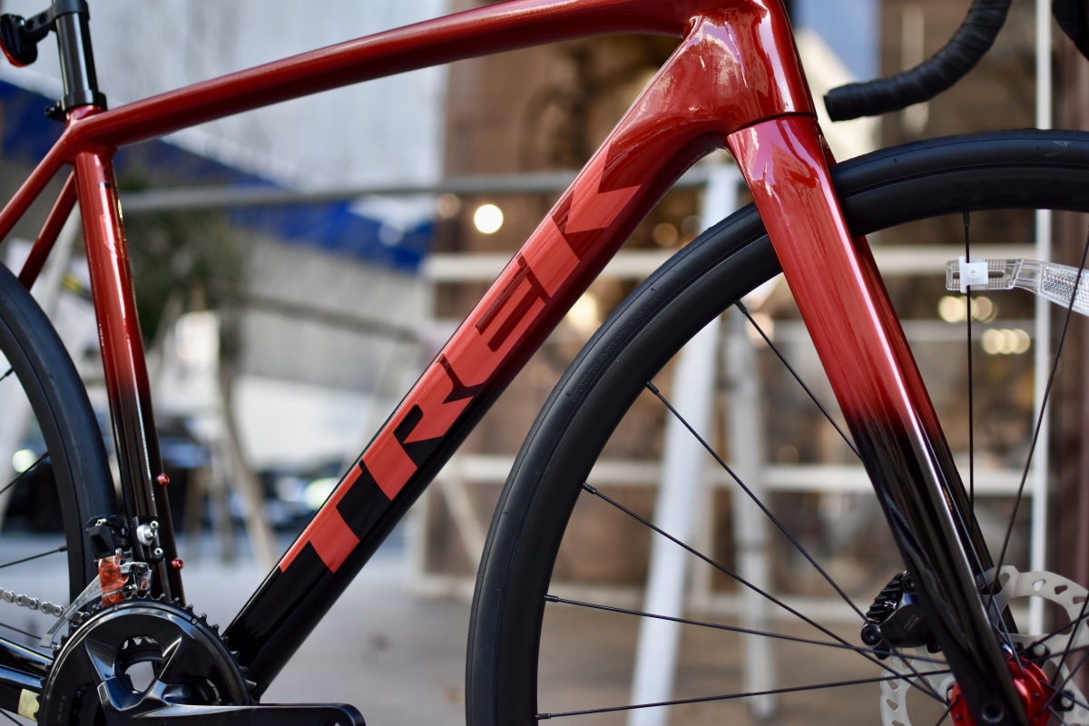 【TREK】やっぱ赤でしょ！最新コンポをひっさげたアルミロードが入荷しました。 | 神戸で自転車をお探しならY