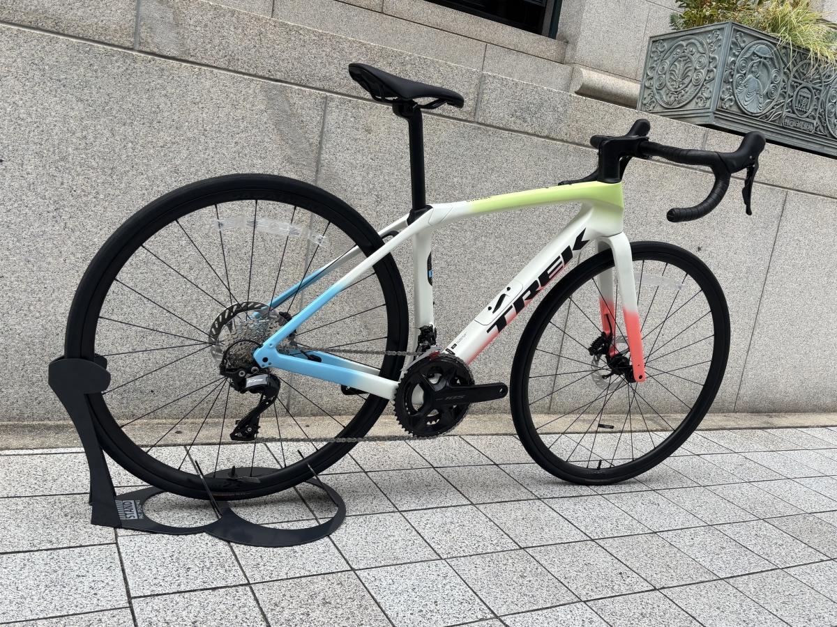 TREK ロードバイク 2.5 CE H2 58サイズ 直接引渡限定 神戸市近辺 TREK】超カワイイカラーリング！長距離向けの高性能バイクが入荷