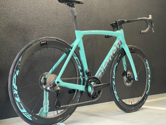 BIANCHI】特別に組み上げたOLTRE XR4 DISC!! なんとホイールはオーダーメイドの一品!!!! |  京都でスポーツ自転車をお探しならY's Road 京都店