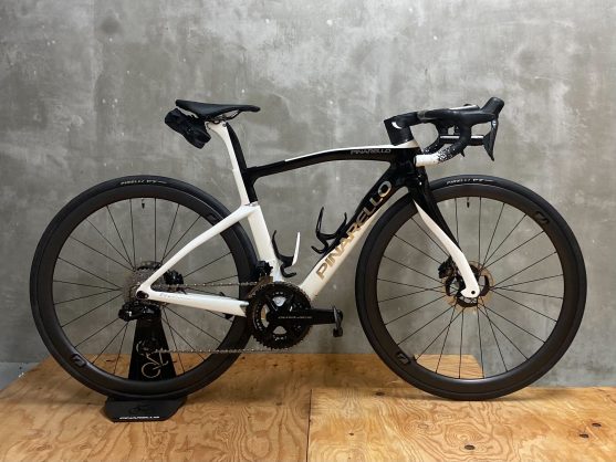 PINARELLO ロードバイク ブラック/ホワイト お客様の一台】白×黒のツートンカラーがシックながら抜群の存在感を