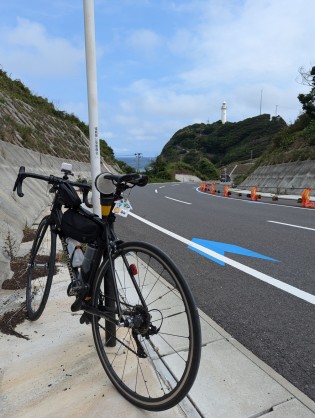 下り坂で、晴れた空と海と灯台！