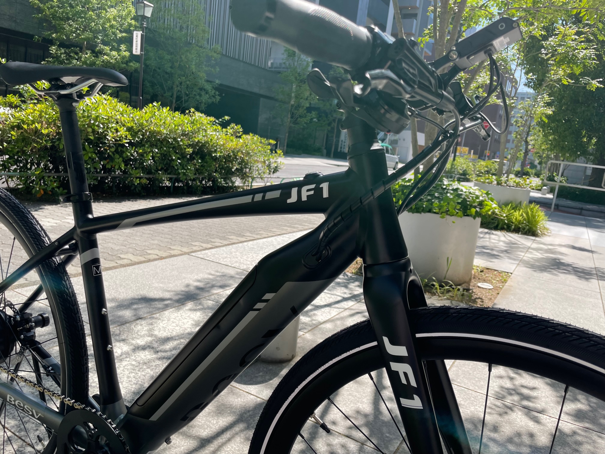ロードバイクユーザーと一緒にロングサイクリングや日常使いも◎マルチに活躍するクロスバイク型E-BIKE【BESV】 | 名古屋で自転車をお探しならY's Road 名古屋クロスバイク館