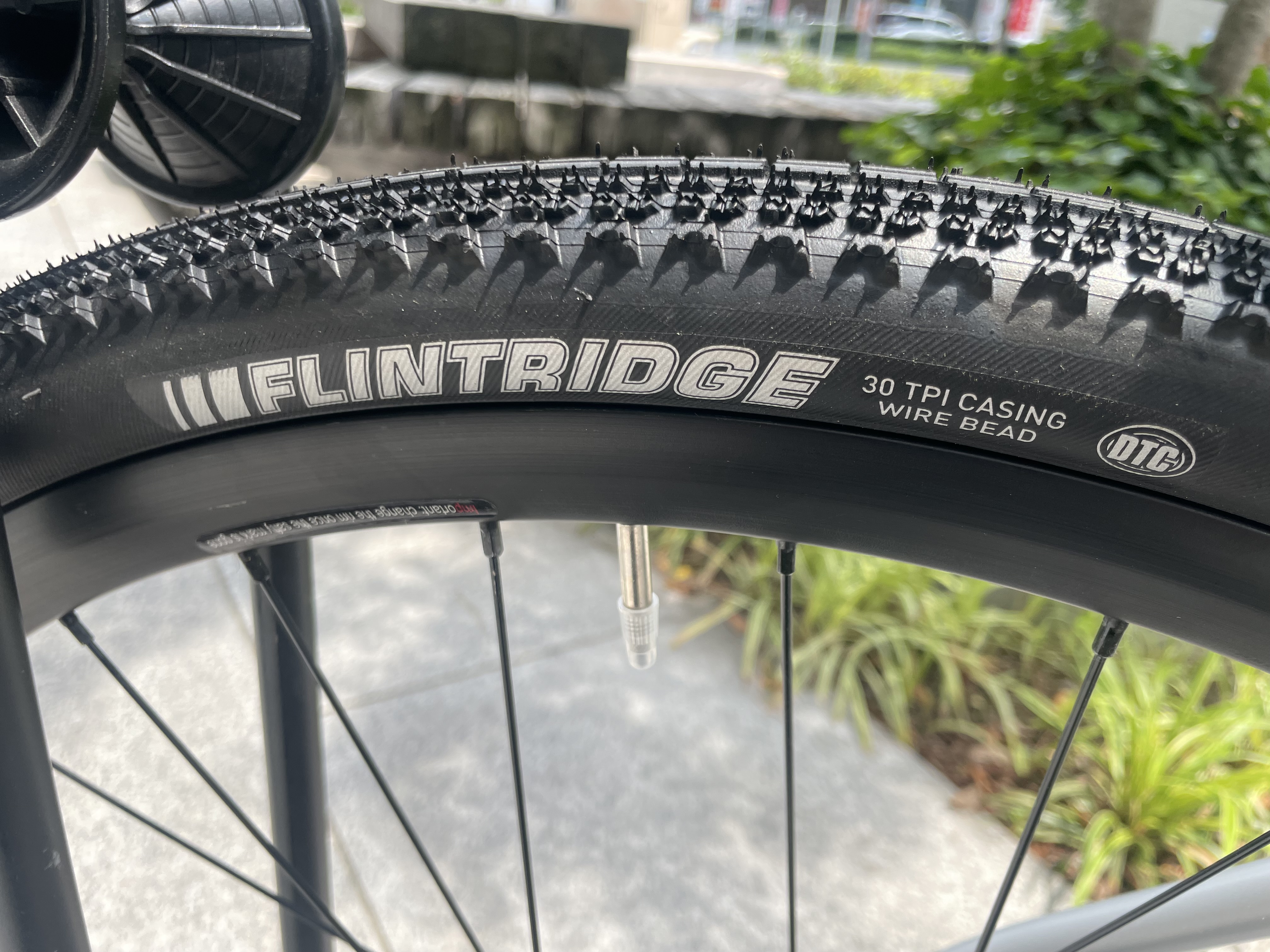 06 バートン 0dB (ゼロデシベル) 155.5 日本版カスタム これはボーナスで買いたい！グラベルロードが普段使いしやすい