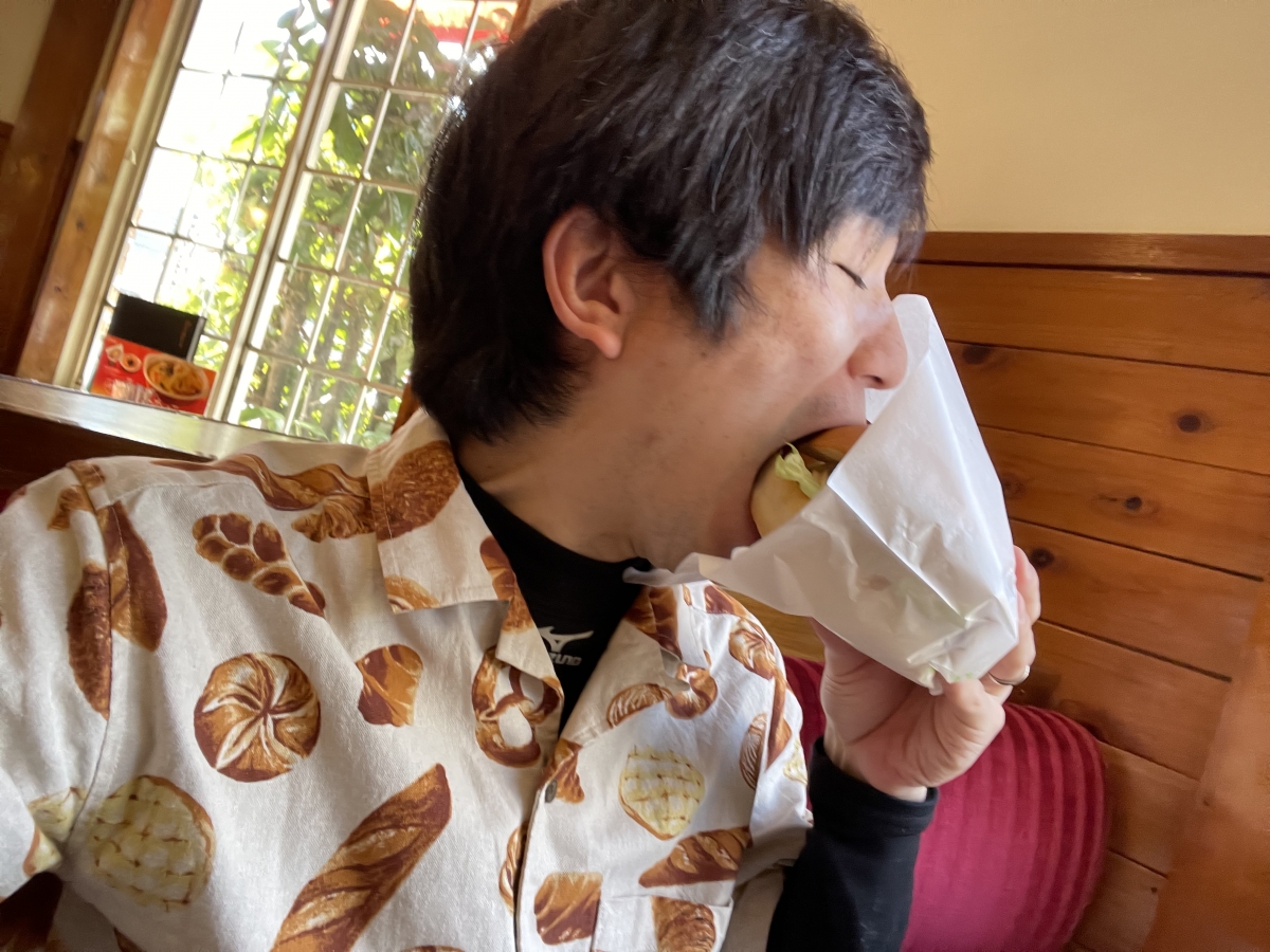 大好きなパンに包まれたい。。。ユニークなサイクルアロハシャツを着てカフェへGO！ | サイクルウェアのことならY's Road 名古屋ウェア館