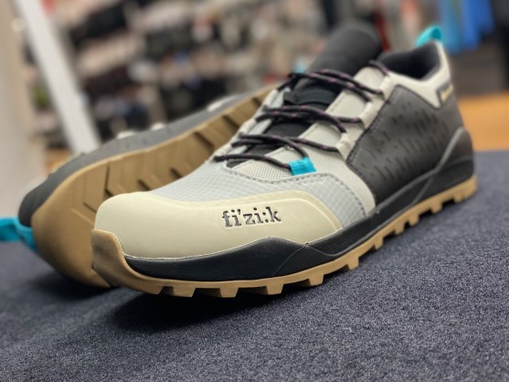 fi’zi:k新作が待望の入荷！GORE-TEX採用の全天候型シューズがやってきた！【X2 ERGOLACE GTX】 | サイクルウェアのことならY's Road 名古屋ウェア館
