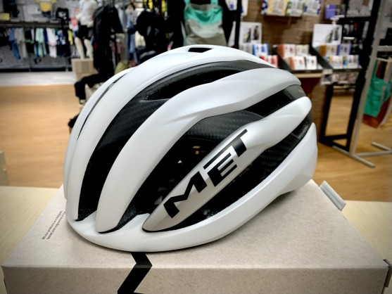 UAEチームエミレーツで採用されたヘルメットが今ならカラーバリエーション豊富に在庫揃ってます！【TRENTA 3K CARBON】 | サイクルウェアのことならY's Road 名古屋ウェア館