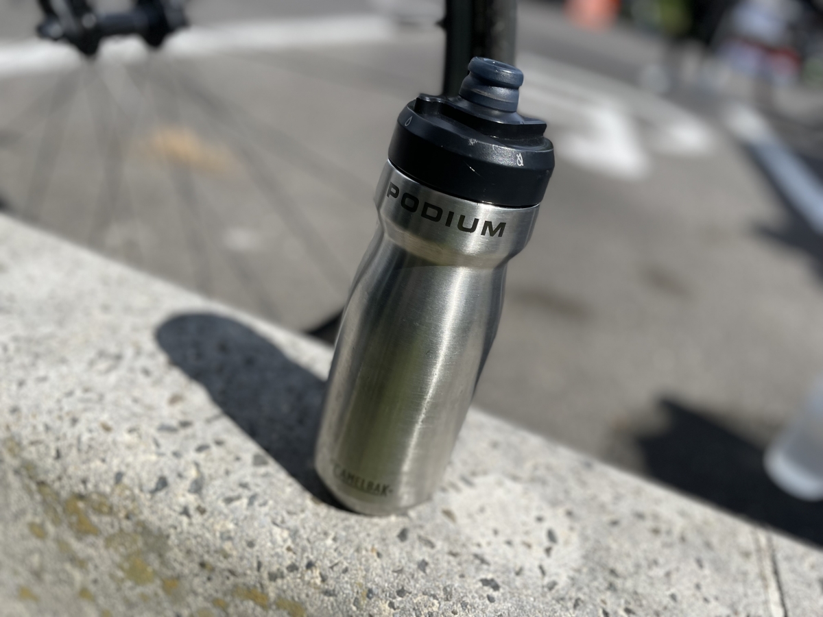 炎天下でも保冷し続ける！レース後に冷たい飲み物が飲める幸せ♡ #PODIUMSTAINLESS | サイクルウェアのことならY's Road 名古屋ウェア館