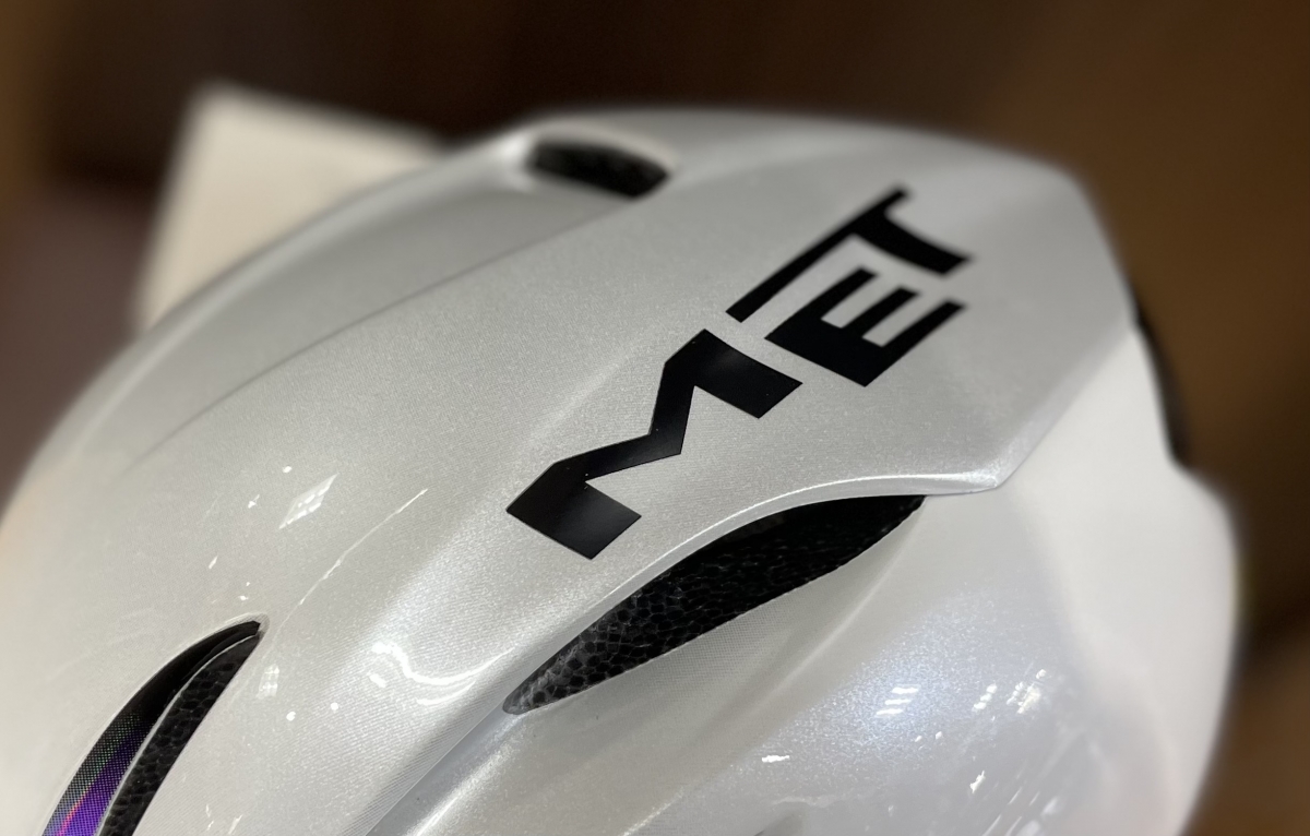 MET MANTA エアロヘルメット タデイ・ポガチャル クラシックレース ワンデーレース