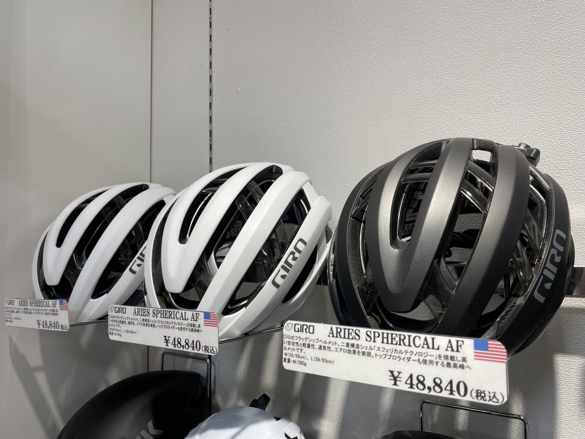 GIRO ARIES SPHERICAL AF サイモン・イェーツ選手 ジロ・デ・イタリア2025 総合逆転 マリア・ローザ ヴィスマ・リースアバイク ヘルメット
