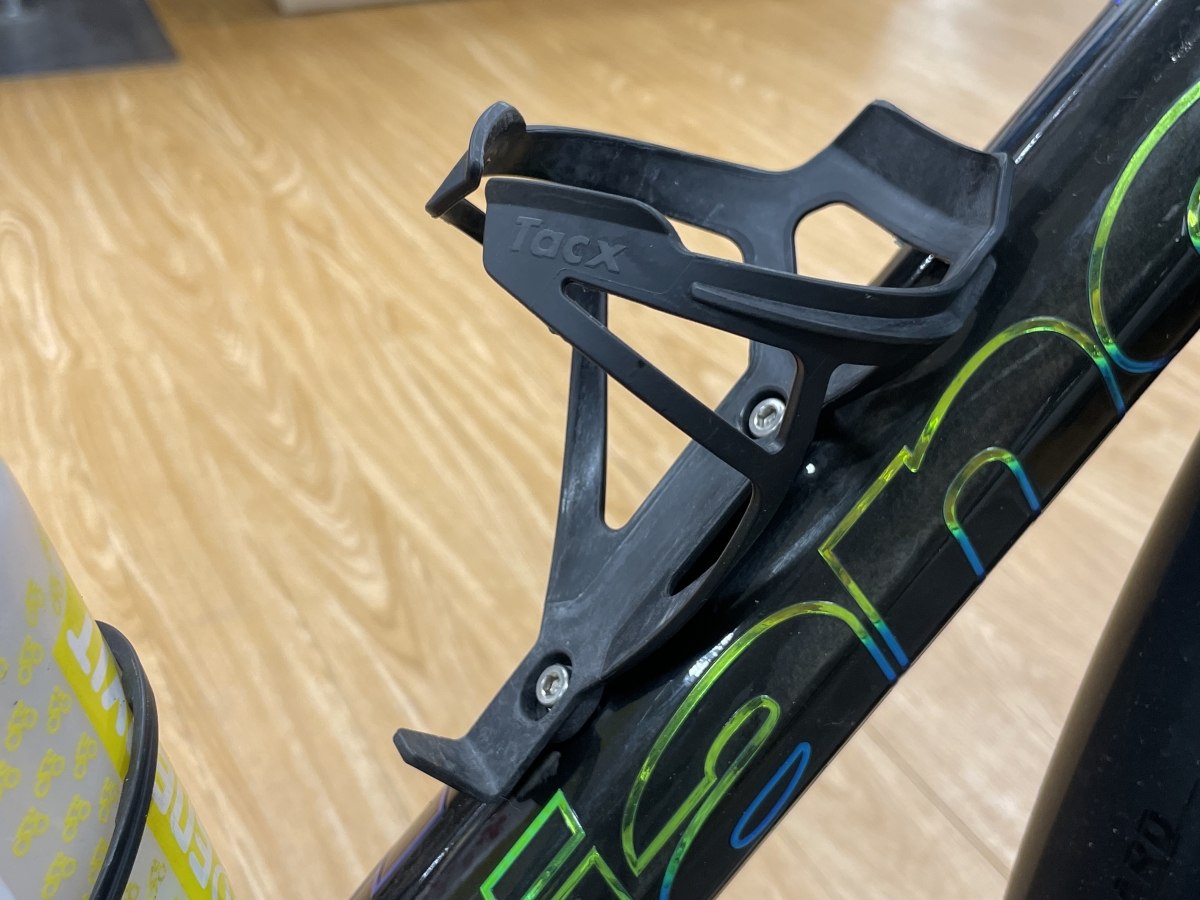 TACX DEVA ボトルケージ プロチーム