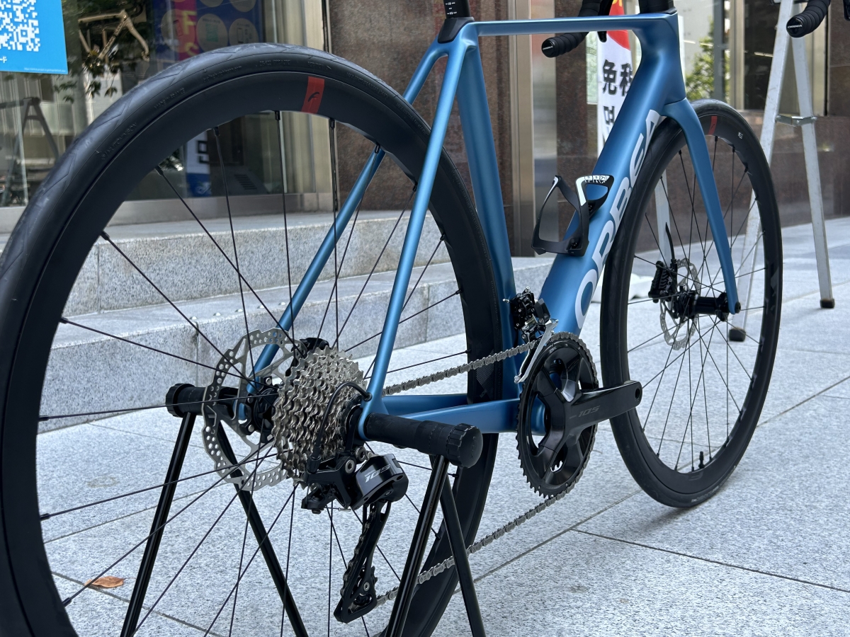 【お客様の1台】純正のホイールとタイヤを交換したら650g軽量化！ORCA M30の足回り強化！ | 東海地区で自転車をお探しならY's Road 名古屋本館