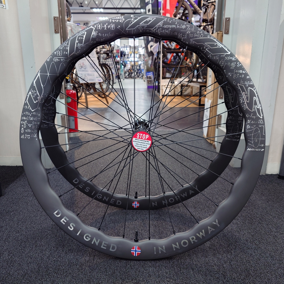 #UNAAS #新規取扱情報 『実に面白い』ド派手なデザインのカーボンホイールが名古屋にやってきた!! | 東海地区で自転車をお探しならY's Road 名古屋本館