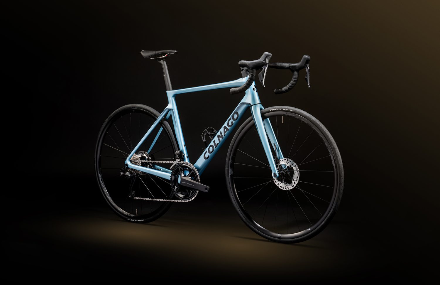 Colnago-V4-azzurro-Fondo-nero-prospettiva-ant-bagliore-oro-1500x971