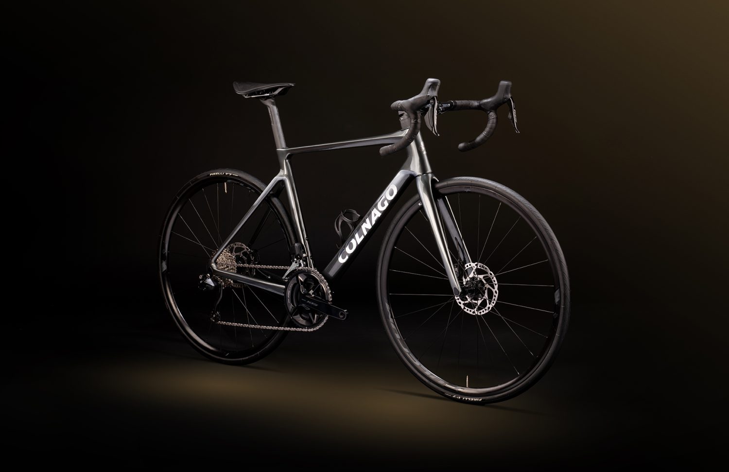 Colnago-V4-grigio-Fondo-nero-prospettiva-ant-bagliore-oro-1500x971