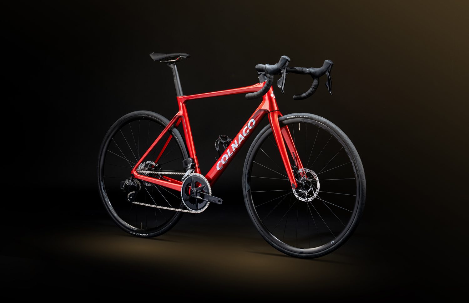 Colnago-V4-rosso-Fondo-nero-prospettiva-ant-bagliore-oro-1500x971